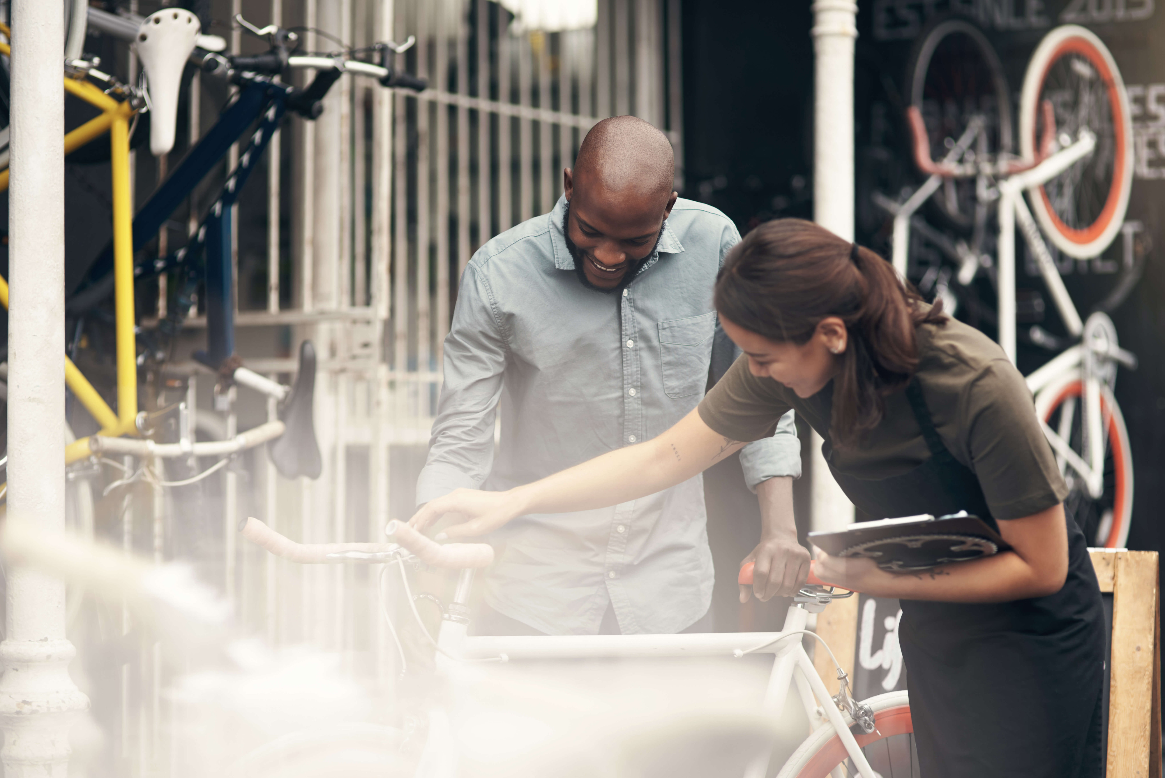 Man en vrouw werken aan fiets